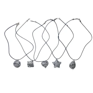 Collier pendentif translucide léopard (x24)