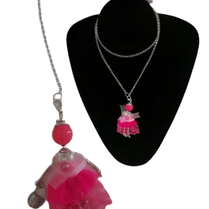 Colliers sautoir pendentif poupée robe tissu (x12)