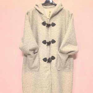 Manteau à capuche en laine bouclée avec fermetures brandebourgs (x5)